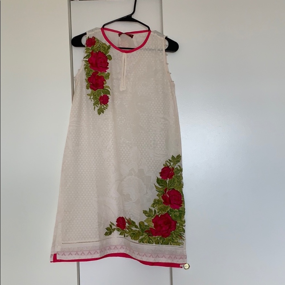 White sleeveless longshirt